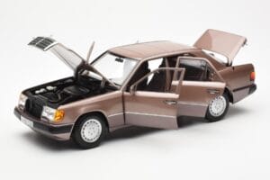 Mercedes 230E W124 Rosewood Metallic Jälleenmyyjäversio Norev 1:18 B66040697 Metalli — kuva 2 / 8