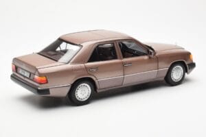 Mercedes 230E W124 Rosewood Metallic Jälleenmyyjäversio Norev 1:18 B66040697 Metalli — kuva 3 / 8
