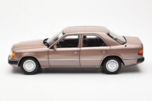 Mercedes 230E W124 Rosewood Metallic Jälleenmyyjäversio Norev 1:18 B66040697 Metalli — kuva 4 / 8