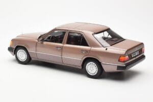 Mercedes 230E W124 Rosewood Metallic Jälleenmyyjäversio Norev 1:18 B66040697 Metalli — kuva 7 / 8