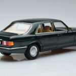 Mercedes 560 SEL W126 Tummanvihreä Metallic Norev 1:18 - image 3 of 7