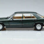 Mercedes 560 SEL W126 Tummanvihreä Metallic Norev 1:18 - image 4 of 7