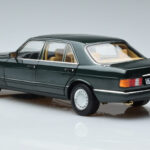 Mercedes 560 SEL W126 Tummanvihreä Metallic Norev 1:18 - image 6 of 7