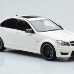 Mercedes C63 AMG W204 Valkoinen GT Spirit 1:18 - image 4 of 6