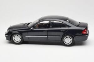 Mercedes E-Class W211 Sininen Metallic Kyosho 1:18 B66962147 Metalli — kuva 4 / 8