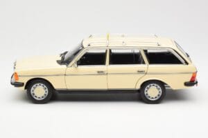 Mercedes 230T W123 T-Model Taxi Norev 1:18 183731 Metalli — kuva 4 / 8