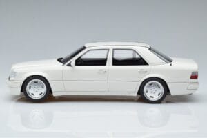 Mercedes E60 AMG W124 Valkoinen Otto 1:18 B66040640 Hartsi — kuva 3 / 6