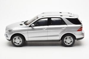 Mercedes M-Class W166 Iridium Hopea Metallic Minichamps 1:18 B66960064 Metalli — kuva 4 / 8