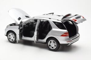 Mercedes M-Class W166 Iridium Hopea Metallic Minichamps 1:18 B66960064 Metalli — kuva 5 / 8