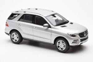 Mercedes M-Class W166 Iridium Hopea Metallic Minichamps 1:18 B66960064 Metalli — kuva 6 / 8
