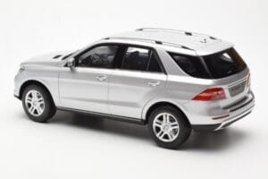 Mercedes M-Class W166 Iridium Hopea Metallic Minichamps 1:18 B66960064 Metalli — kuva 7 / 8