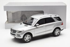 Mercedes M-Class W166 Iridium Hopea Metallic Minichamps 1:18 B66960064 Metalli — kuva 8 / 8