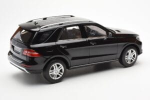 Mercedes M-Class W166 Obsidian Musta Metallic Minichamps 1:18 B66960063 Metalli — kuva 3 / 8