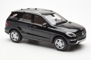 Mercedes M-Class W166 Obsidian Musta Metallic Minichamps 1:18 B66960063 Metalli — kuva 6 / 8