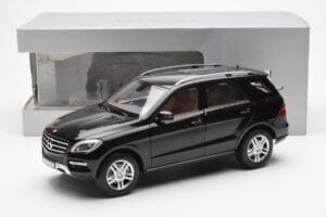 Mercedes M-Class W166 Obsidian Musta Metallic Minichamps 1:18 B66960063 Metalli — kuva 8 / 8