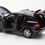 Mercedes M-Class W166 Tansanite Sininen Metallic Minichamps 1:18 B66960065 - image 5 of 8