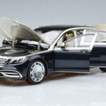 Mercedes Maybach S650 X222 Hopeansininen Norev 1:18 B66960615 Metalli - image 2 of 7