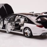Mercedes Maybach S680 W223 Obsidian Musta Diamond Valkoinen Almost Real 1:18 - image 4 of 7