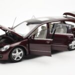 Mercedes R-Class W251 Punainen Metallic Minichamps 1:18 - image 2 of 8