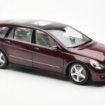 Mercedes R-Class W251 Punainen Metallic Minichamps 1:18 - image 6 of 8