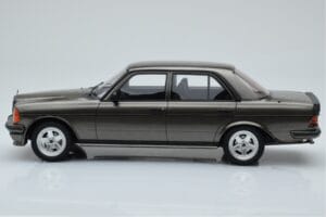 Mercedes W123 AMG 280 Harmaa Otto 1:18 OT750 Hartsi — kuva 3 / 6