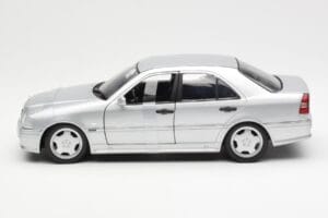 Mercedes C36 AMG W202 Hopea UT Models 1:18 180035000 Metalli — kuva 3 / 6