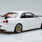 Nissan Skyline GT-R R34 Nismo Z-Tune Valkoinen MotorHelix 1:18 - image 3 of 11