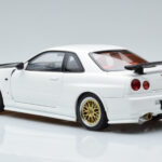 Nissan Skyline GT-R R34 Nismo Z-Tune Valkoinen MotorHelix 1:18 - image 7 of 11
