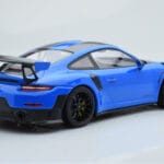 Porsche 911 GT2 RS 991.2 Weissach Package Sininen Mustat Magnesiumvanteet Minichamps 1:18 - image 2 of 6