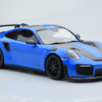 Porsche 911 GT2 RS 991.2 Weissach Package Sininen Mustat Magnesiumvanteet Minichamps 1:18 - image 4 of 6