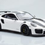 Porsche 911 GT2 RS 991.2 Weissach Package Valkoinen Mustat Magnesiumvanteet Minichamps 1:18 - image 4 of 6