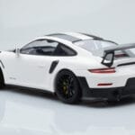 Porsche 911 GT2 RS 991.2 Weissach Package Valkoinen Mustat Magnesiumvanteet Minichamps 1:18 - image 5 of 6
