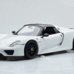 Porsche 918 Spyder Weissach Package Valkoinen Mustilla Vanteilla Minichamps 1:18 - image 4 of 9