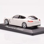 Porsche Panamera 970 Diesel Carrara Valkoinen Minichamps 1:43 - image 3 of 4