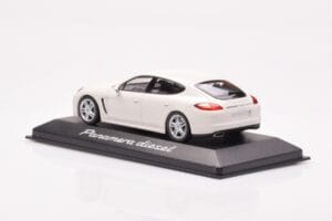 Porsche Panamera 970 Diesel Carrara Valkoinen Minichamps 1:43 WAP0200090C Metalli — kuva 3 / 4
