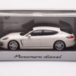 Porsche Panamera 970 Diesel Carrara Valkoinen Minichamps 1:43 - image 4 of 4