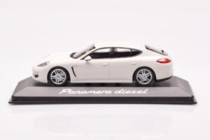 Porsche Panamera 970 Diesel Carrara Valkoinen Minichamps 1:43