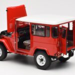 Toyota Land Cruiser FJ40 Van Punainen Kyosho 1:18 08971R - image 5 of 8