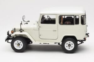 Toyota Land Cruiser FJ40 Van Valkoinen Kyosho 1:18 08971W Metalli — kuva 4 / 8