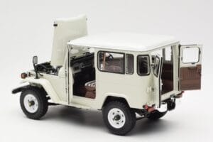 Toyota Land Cruiser FJ40 Van Valkoinen Kyosho 1:18 08971W Metalli — kuva 5 / 8
