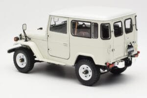 Toyota Land Cruiser FJ40 Van Valkoinen Kyosho 1:18 08971W Metalli — kuva 7 / 8