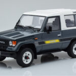 Toyota Land Cruiser LJ73 Harmaa Otto 1:18