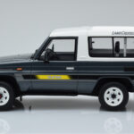Toyota Land Cruiser LJ73 Harmaa Otto 1:18 - image 3 of 6