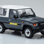 Toyota Land Cruiser LJ73 Harmaa Otto 1:18 - image 4 of 6
