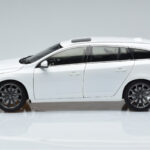 Volvo V60 D3 Crystal Valkoinen FAW 1:18 - image 4 of 7