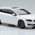 Volvo V60 D3 Crystal Valkoinen FAW 1:18 - image 5 of 7