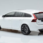 Volvo V60 D3 Crystal Valkoinen FAW 1:18 - image 6 of 7