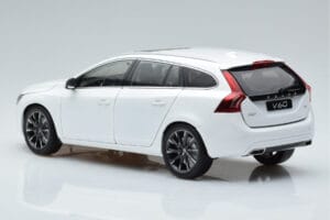 Volvo V60 D3 Crystal Valkoinen FAW 1:18 9430840 Metalli — kuva 6 / 7