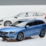 Volvo V60 D3 Power Sininen FAW 1:18 9430839 Metalli - image 7 of 7