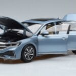 Volkswagen Passat B8 Sininen FAW 1:18 ZVF000003A Metalli - image 2 of 7